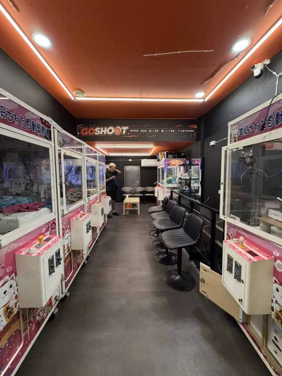 店內雙排娃娃機走道與座位實拍